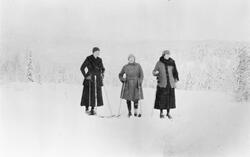 Kvinner på ski på Øvre Kopseng, ca. 1918. Fra venstre: Mari 