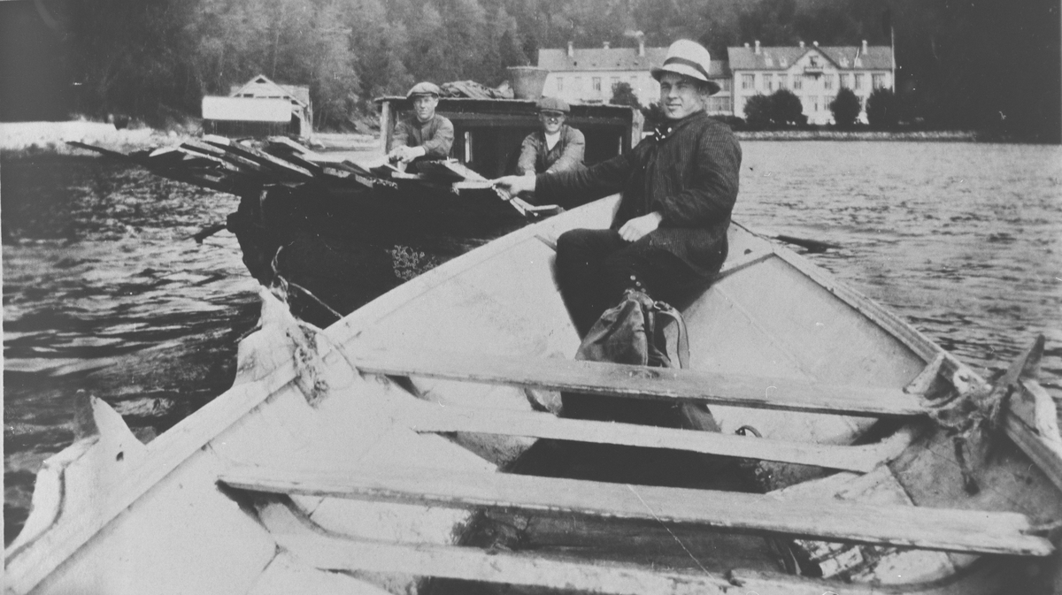 Ukjente menn i båter, på vei til marken i Seljord. Uten år, trolig mellomkrigstiden. 
