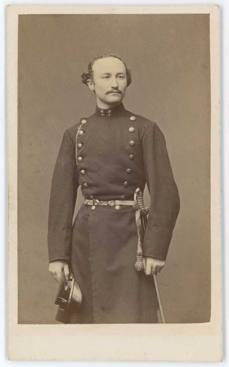 Porträtt på Överstelöjtnant E. W. Lavén. född 1841