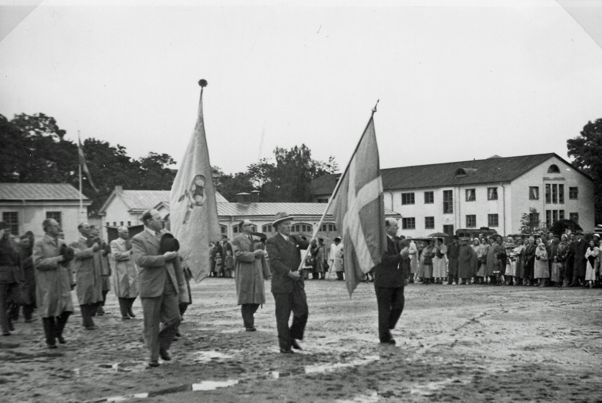 Kamratföreningens marscherar på plats när Göta Trängregementes firar 60-årsjubileum 1951.