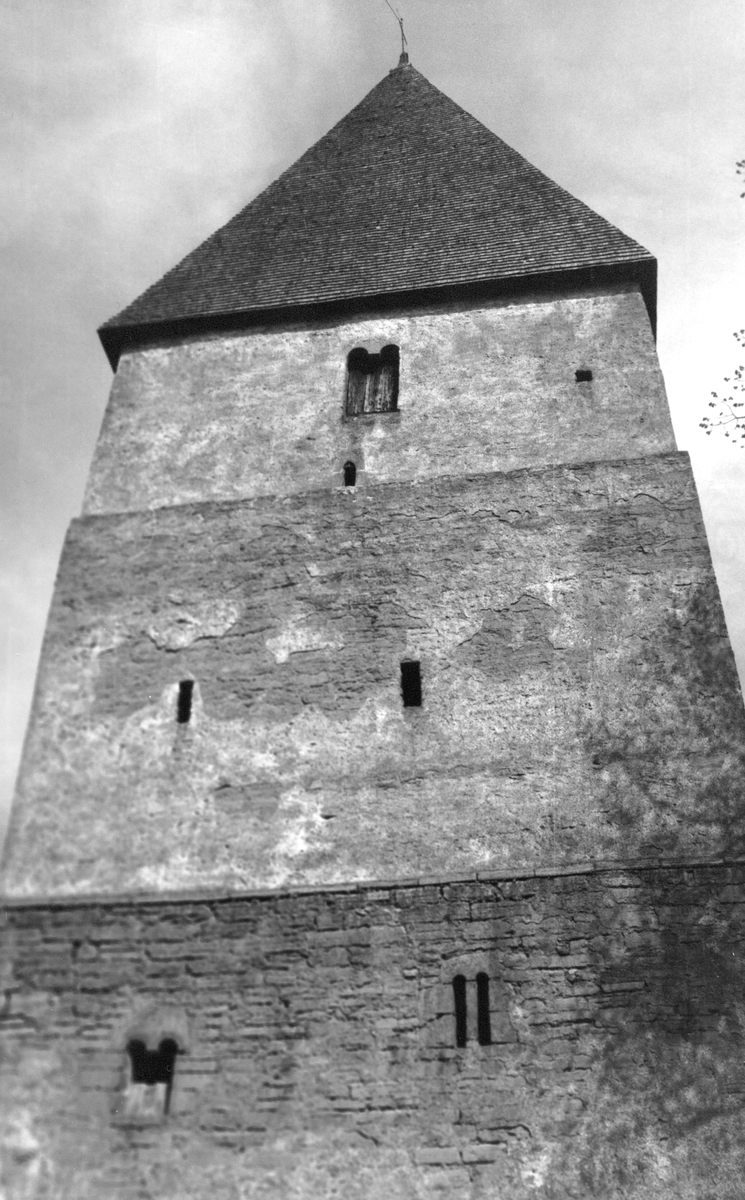 Från sommaren 1981 genomfördes restaurering av tornet till Bjälbo kyrka. Här tornets skick inför arbetet.