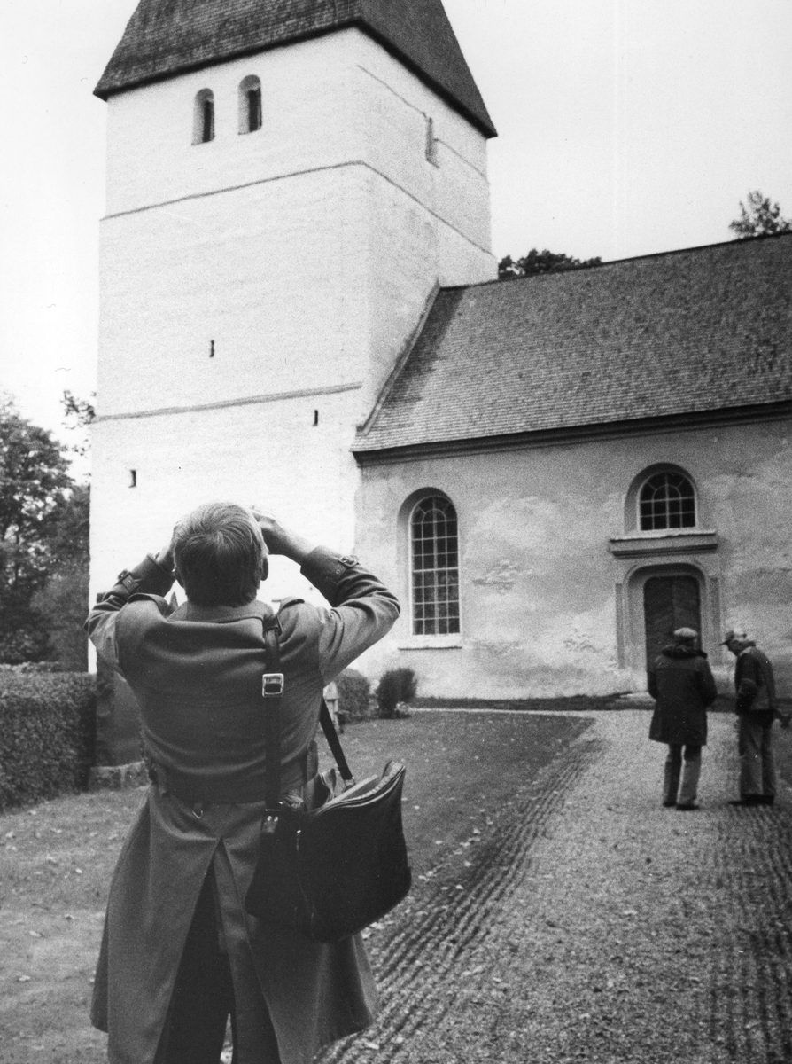 I början av 1980-talet genomfördes en genomgripande restaurering av tornet till Bjälbo kyrka. Här ett ögonblick från slutbesiktningen i oktober 1982.