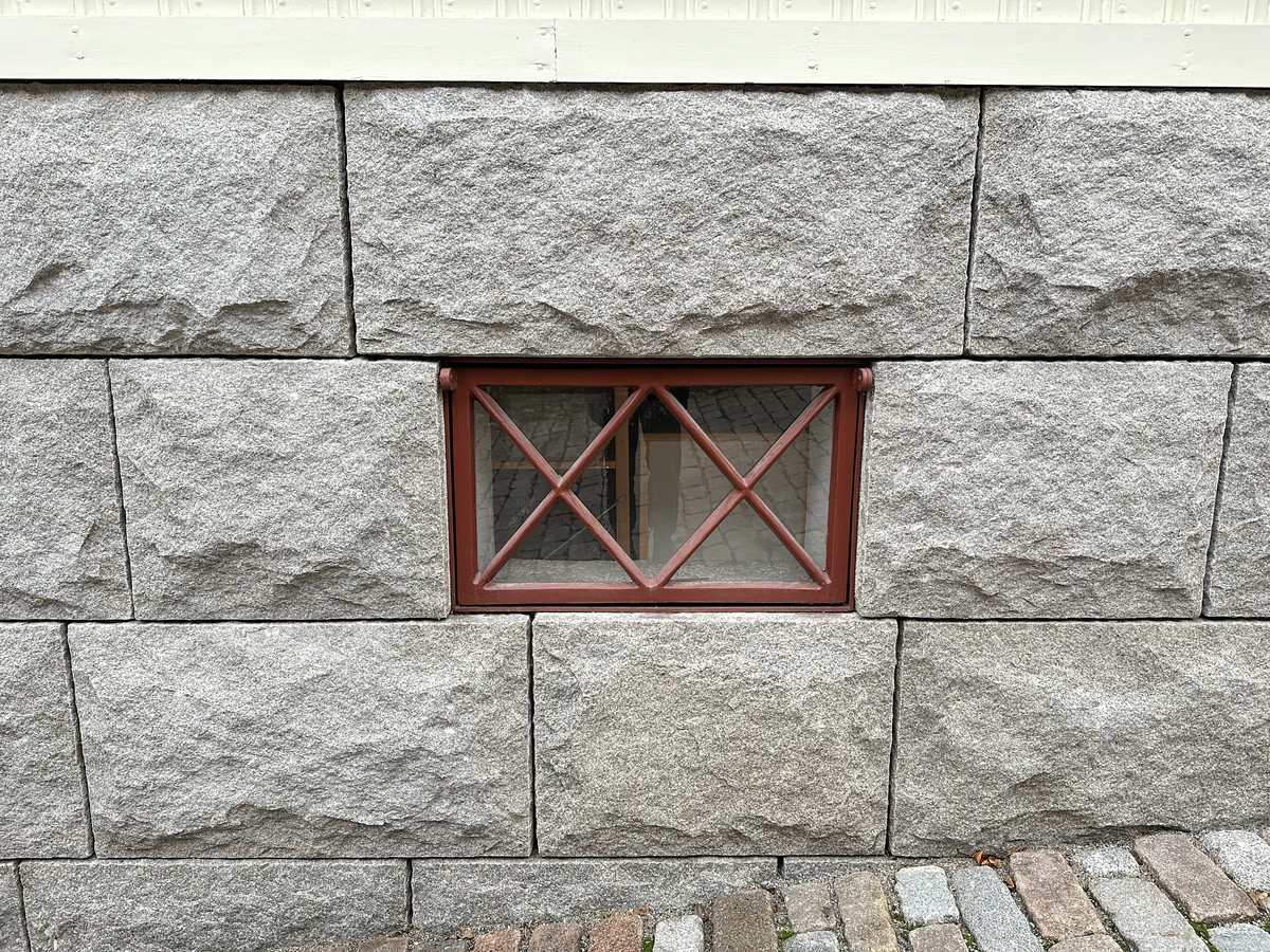 Järnhandlarens hus i Skansens stadskvarter är till sin fasad uppfört efter förlagan på Repslagargatan 8 (Modisten 3) i Hudiksvall. Stommen är modern. 

Byggnaden är uppförd i en våning, med källare i souterräng, grunden är av huggen natursten. Fasaden är klädd med liggande panel målad i en ljust vit kulör. Fasaden delas in av lisener vid det avskurna hörnet, samt med horisontell mittelbandslist i fönstrens underkant samt som en artikulering av vindsvåningen. Taket är brutet och klätt med rödmålad plåt. Vid det avskurna hörnet finns en takkupa med rundat överstycke, snickarglädje samt spira. Byggnaden har två murade skorstenar i tegel.

 Järnhandlarens hus rymmer en järnhandel med kontor, en järnhandlarbostad samt en konsumbutik. 

Byggnaden uppfördes på Skansen under åren 2004-2005.