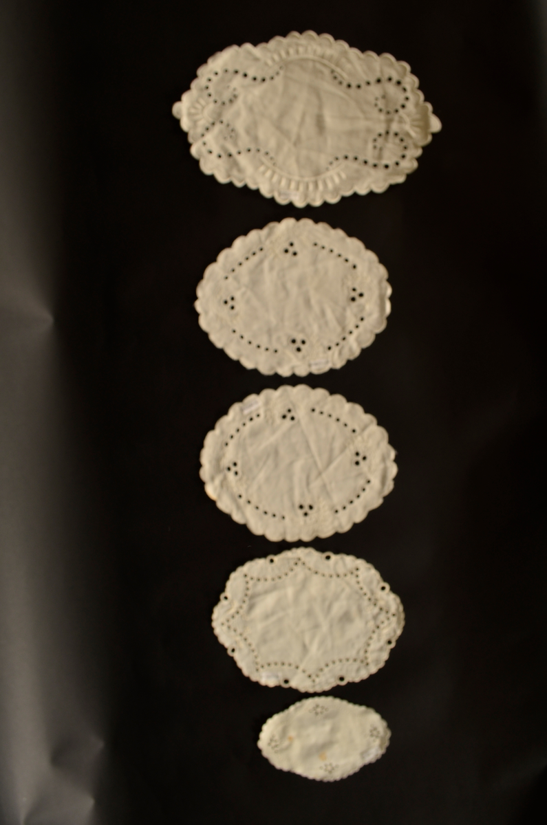 Brikke, A, B, C, D E  i kvit bomull, med engelsk broderi. Tre forskjellige størrelser