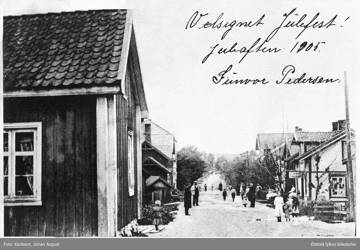Prospektkort fra Greåker i Tune, før 1905.. Hovedgaten fra sør. Postkortet er en julehilsen fra julaften 1905 fra Gunvor Pedersen.