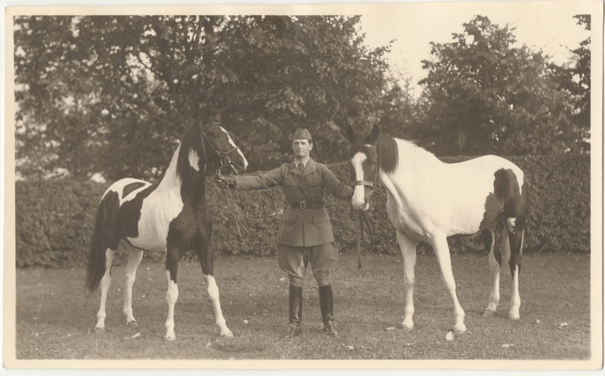 Ryttmästare Sven Ernst Littorin med två hästar under kommendering som lärare på Ridskolan.