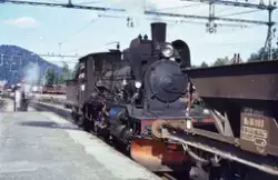 Damplokomotiv type 21e nr. 207 med pukktog på Kongsberg stas