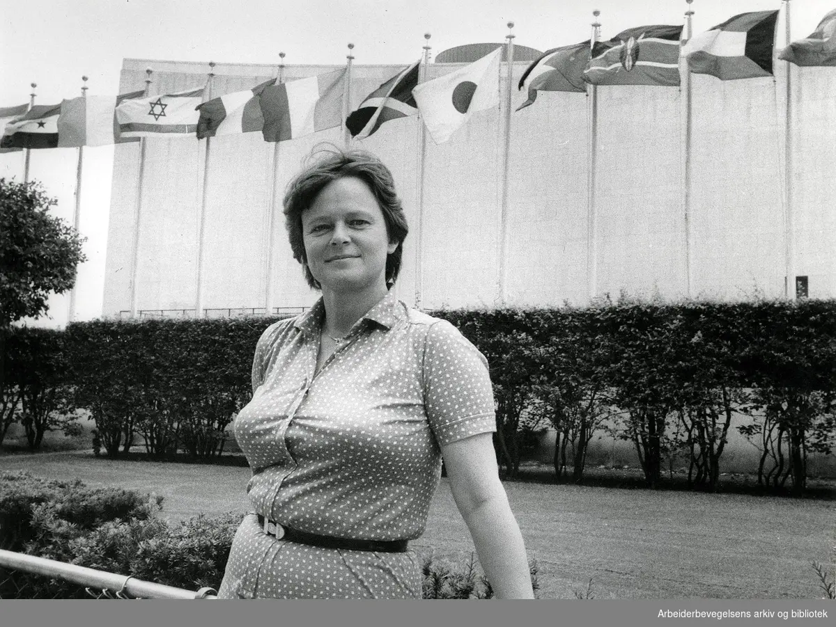 Gro Harlem Brundtland utenfor FN-bygningen i New York. 6 juli 1982...