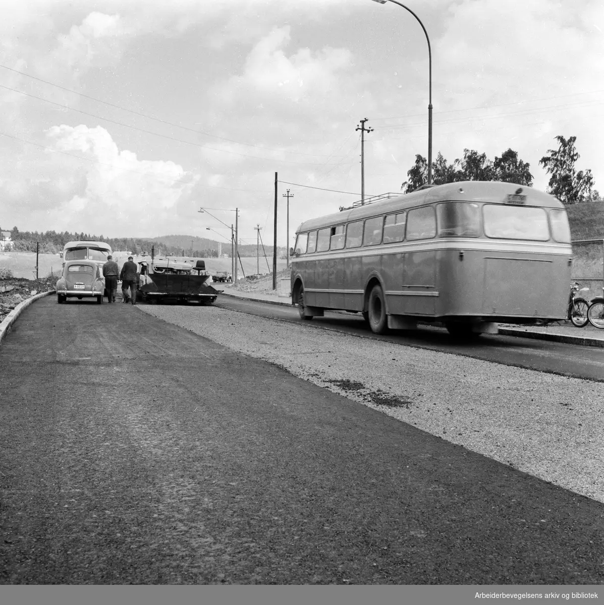 Trondheimsveien: Ny bro over Grorudbanen ved Rødtvet. Juni 1960