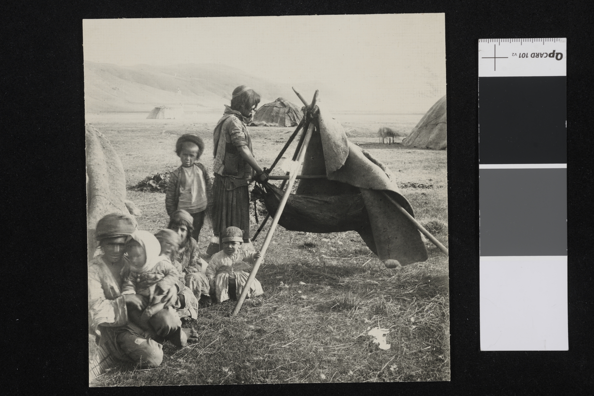 Beduiner som kjerner smør. Fotografi tatt/samlet i forbindelse med Elisabeth Meyers bok; En Kvinnes ferd til Persia.