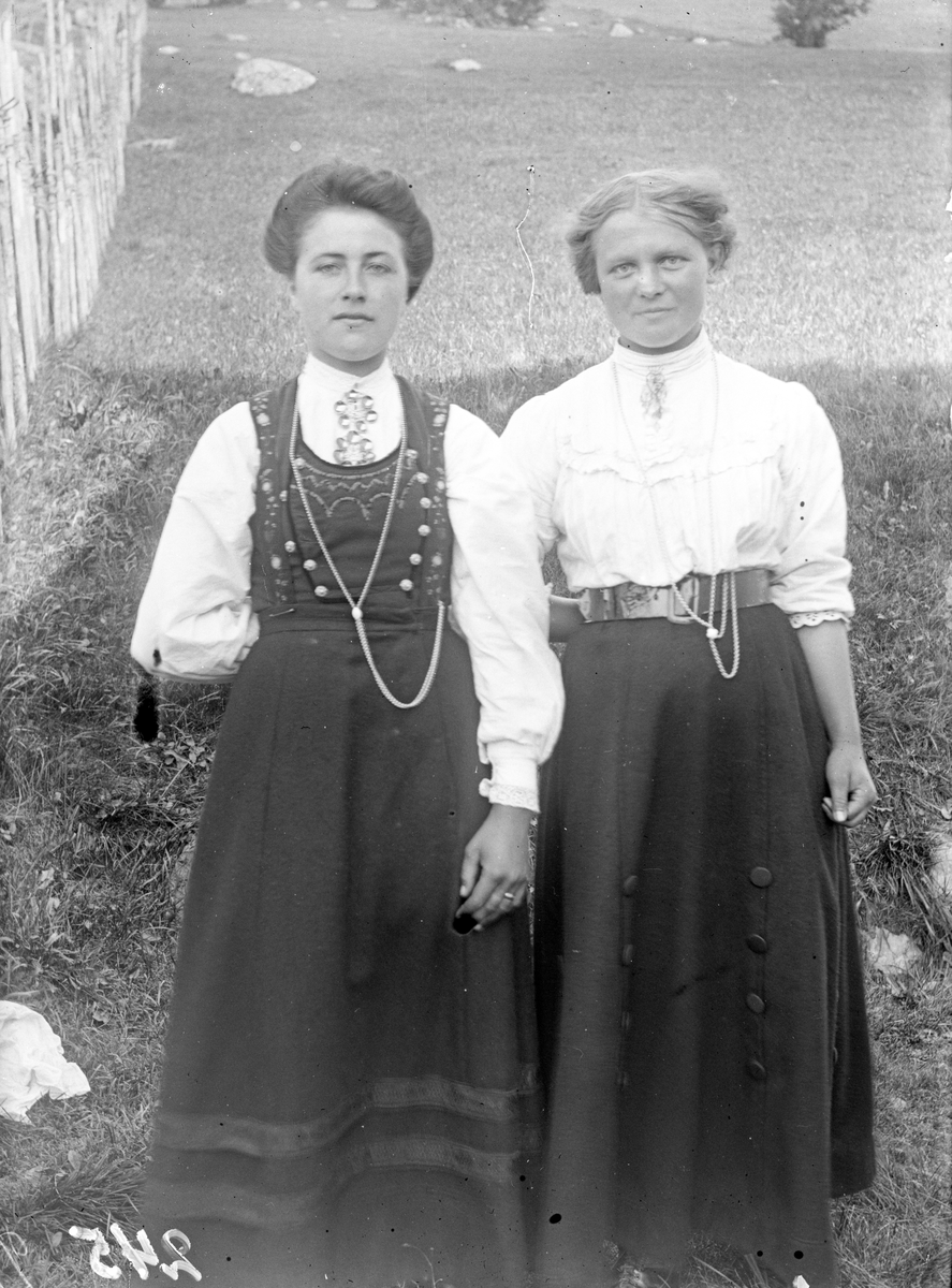 Bilde viser portrett av to kvinner. Ei i Tinn drakt

Fotosamling etter Øystein O. Jonsjords (1895-1968), Tinn.