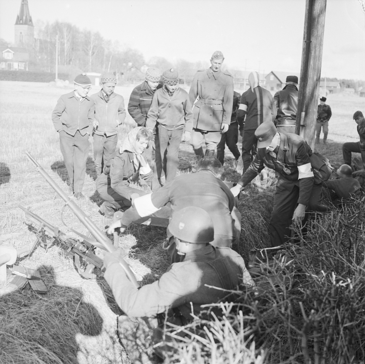 Civilförsvarsdag i Danmark, rödakorsare i flitig verksamhet ute på fältet, Uppland 1959