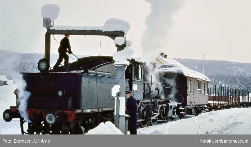 Vannfylling på damplokomotiv type 21b nr. 225, her med godstog til Rødberg på Lampeland stasjon