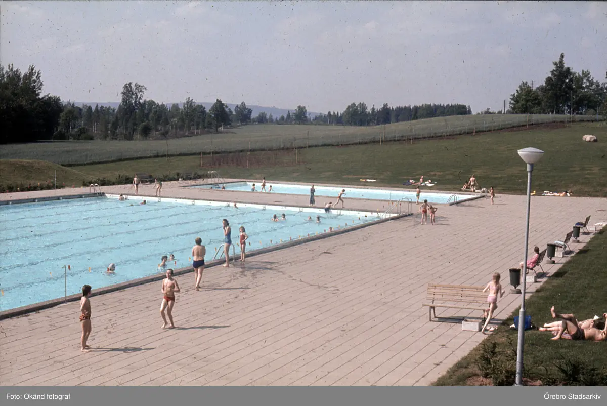 sannabadet-i-fjugesta-1980-tal-rebro-stadsarkiv-digitaltmuseum