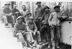 Rødalen gruve, 1930-åra. Ni arbeidere ved trappa til storbra