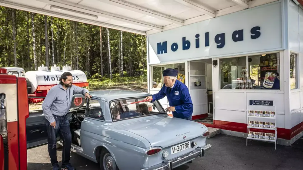 Bildet viser besøkende og betjent på Mobilstasjonen på Norsk vegmuseum.