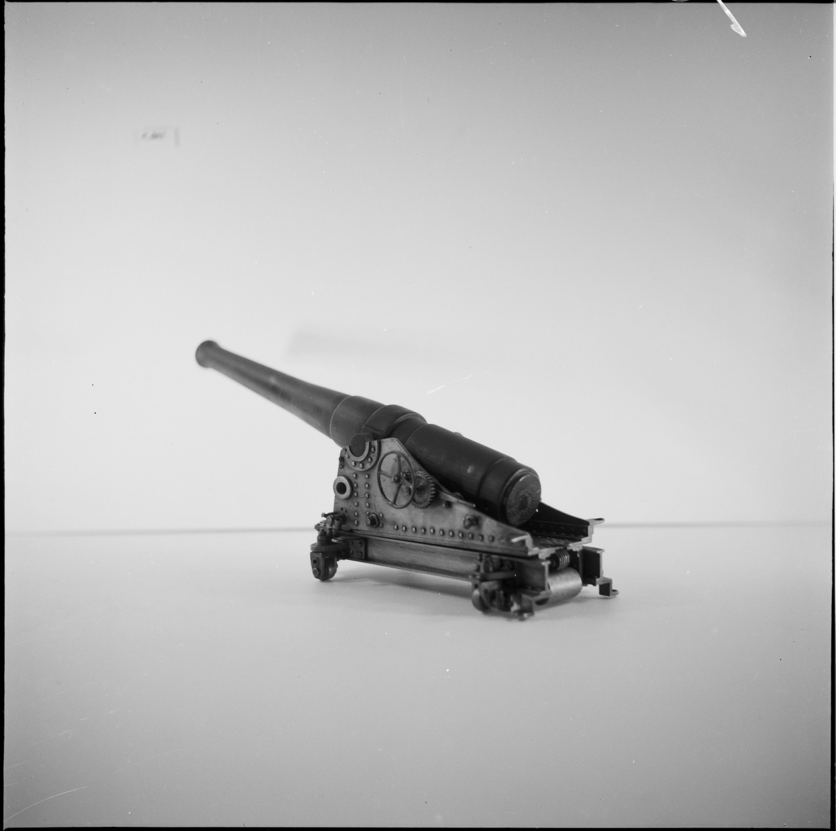 Kanonmodell: 120 mm batterilavettage m/1883. Modell av järn, med kanon av trä.