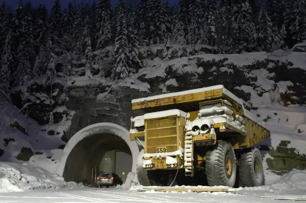 Bildet viser en stor dumper i snølandskap.