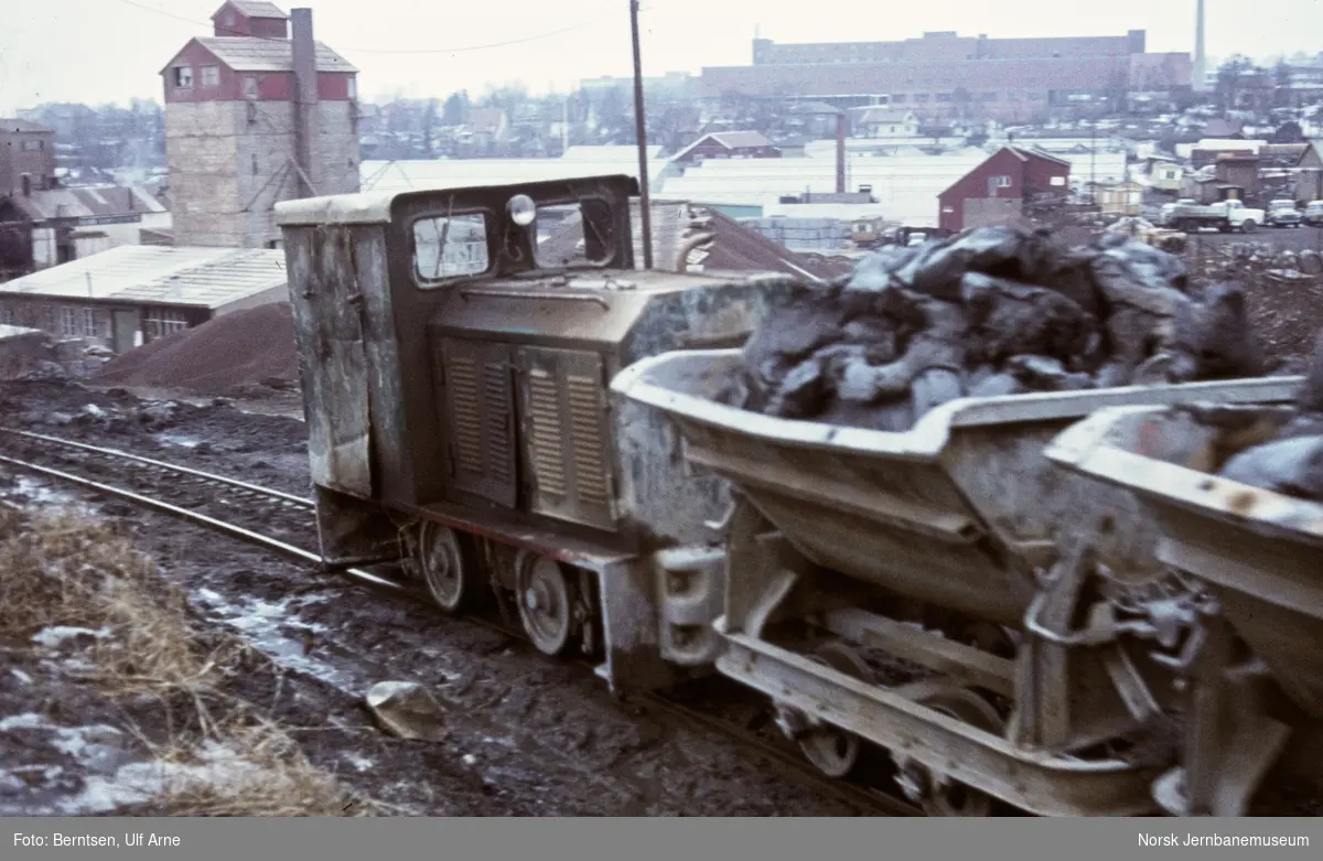 Industrilokomotiv med tog med vagger på Leca-banen ved Hovin teglverk i Oslo