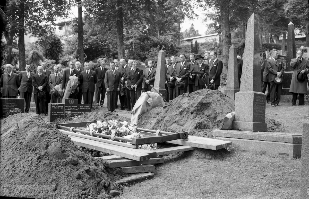«Juli 1960».«Sig Dyrstad sin begravelse».Tollkontrolør Sigurd Dyrstad f.03.12.1904 d.08.07.1960