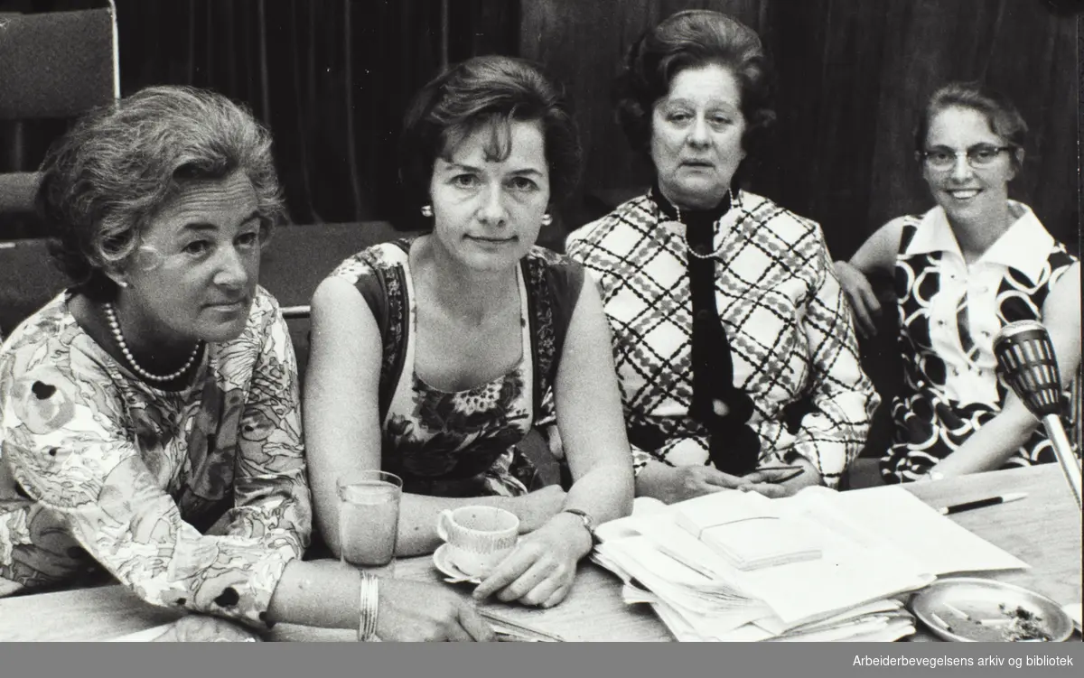 Kvinnepartiet. Initiativtakerne fotografert på det konstituerende møte, juni 1971. Fra venstre: Anne Marie Kraft, Sissel Lange Nilsen, Randi Teigen og Bergljot Hammer.