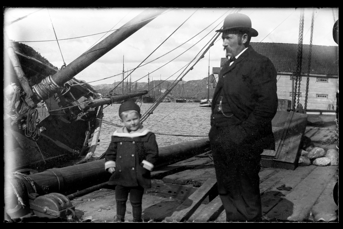 Mann og barn i Bradbenken i Strandgaten i Egersund