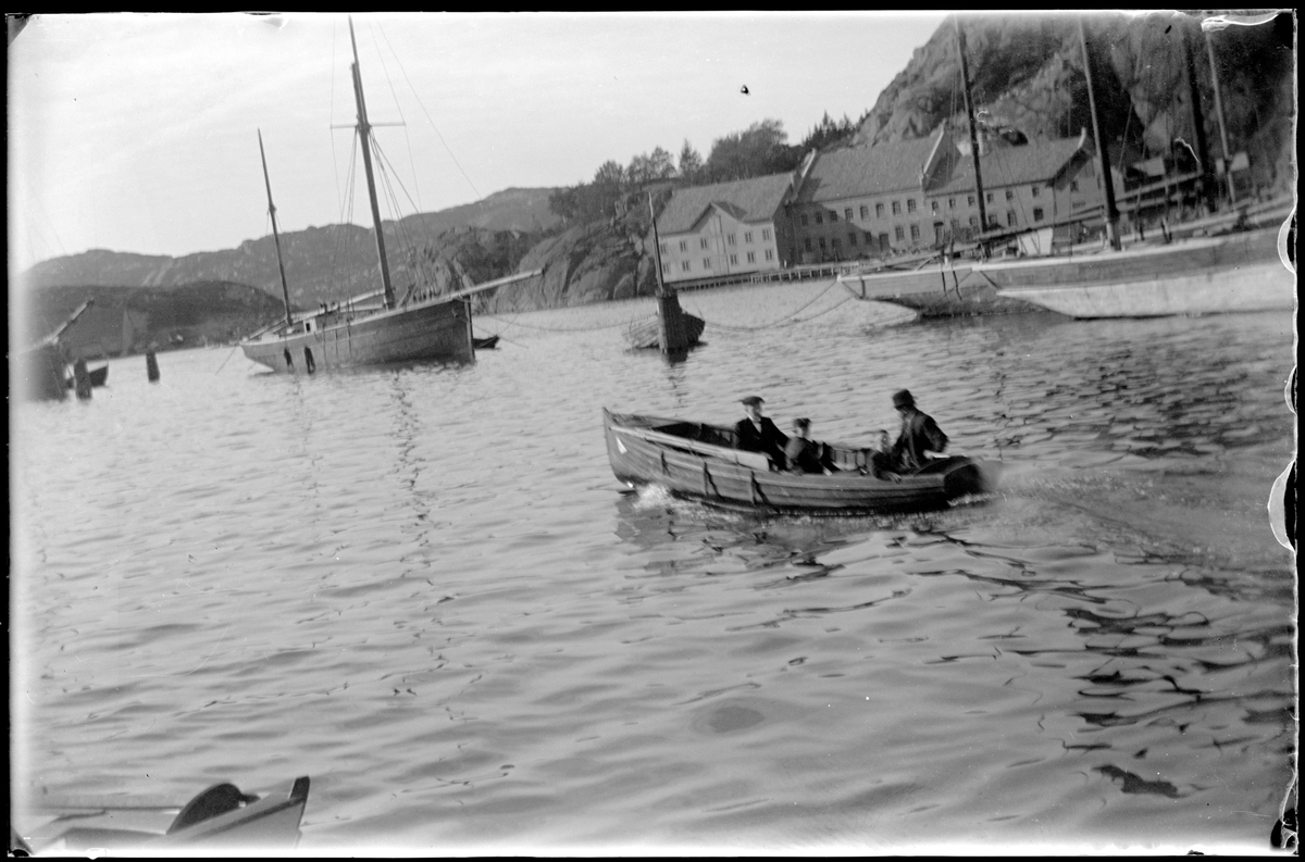 Mennesker i liten båt i Egersund havn