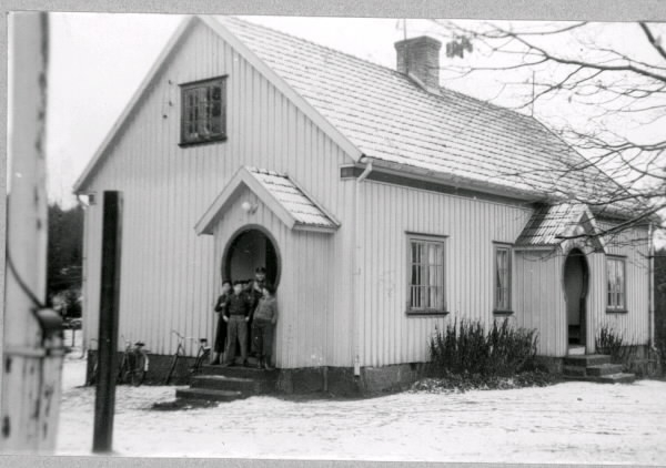 Tre fotografier av folkskolan i Bråtås, Rolfstorp tagna vintertid. Byggnadens två ingångar har "skunkar", dvs grunda farstukvistar med bänkar längs gavlarna, med nyckelhålsformade öppningar. På två av bilderna står ett gäng pojkar i skunken på gaveln. Tillhör samlingen med fotokopior från Hallands Nyheter som är från 1930-1940-talen.