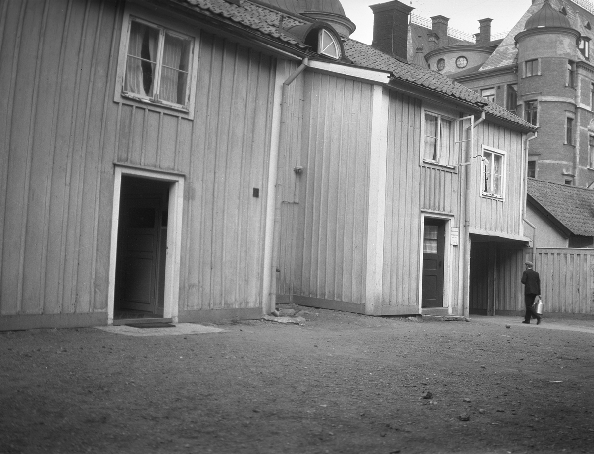 Gårdsinteriör från kvarteret Epåletten i Linköping. I fonden skymtar Jonn O Nilsons hus med fasad mot Torggatan.