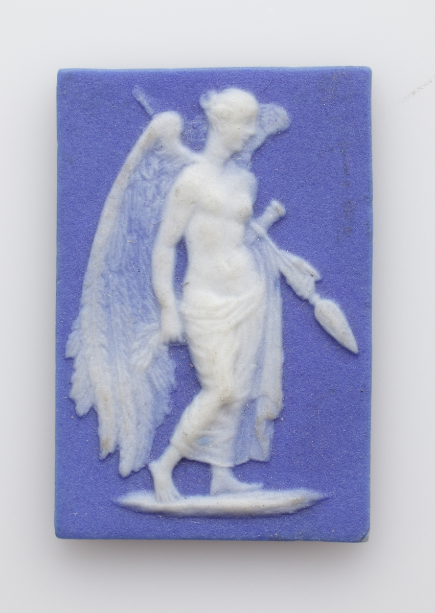 En st. miniatyr i s.k. jasper, motiv i vitt på blå botten. Allegoriskt motiv. Bevingad kvinna hållande i spjut. Profilbild. Rektangulär.


Inskrivet i huvudkatalog 1907.