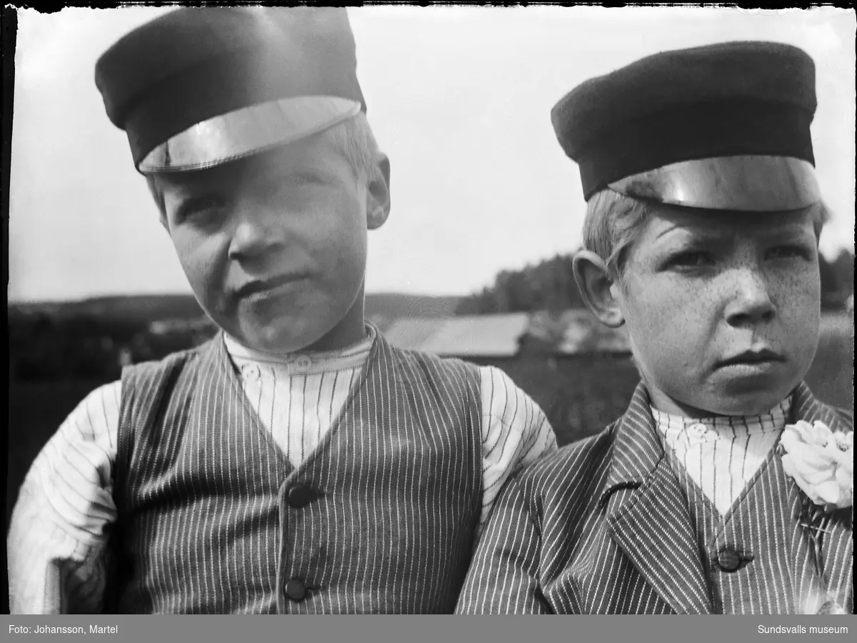 Porträttbild av fotografens yngre bröder Ernst Johansson och Gustaf Persson, Sörfors.