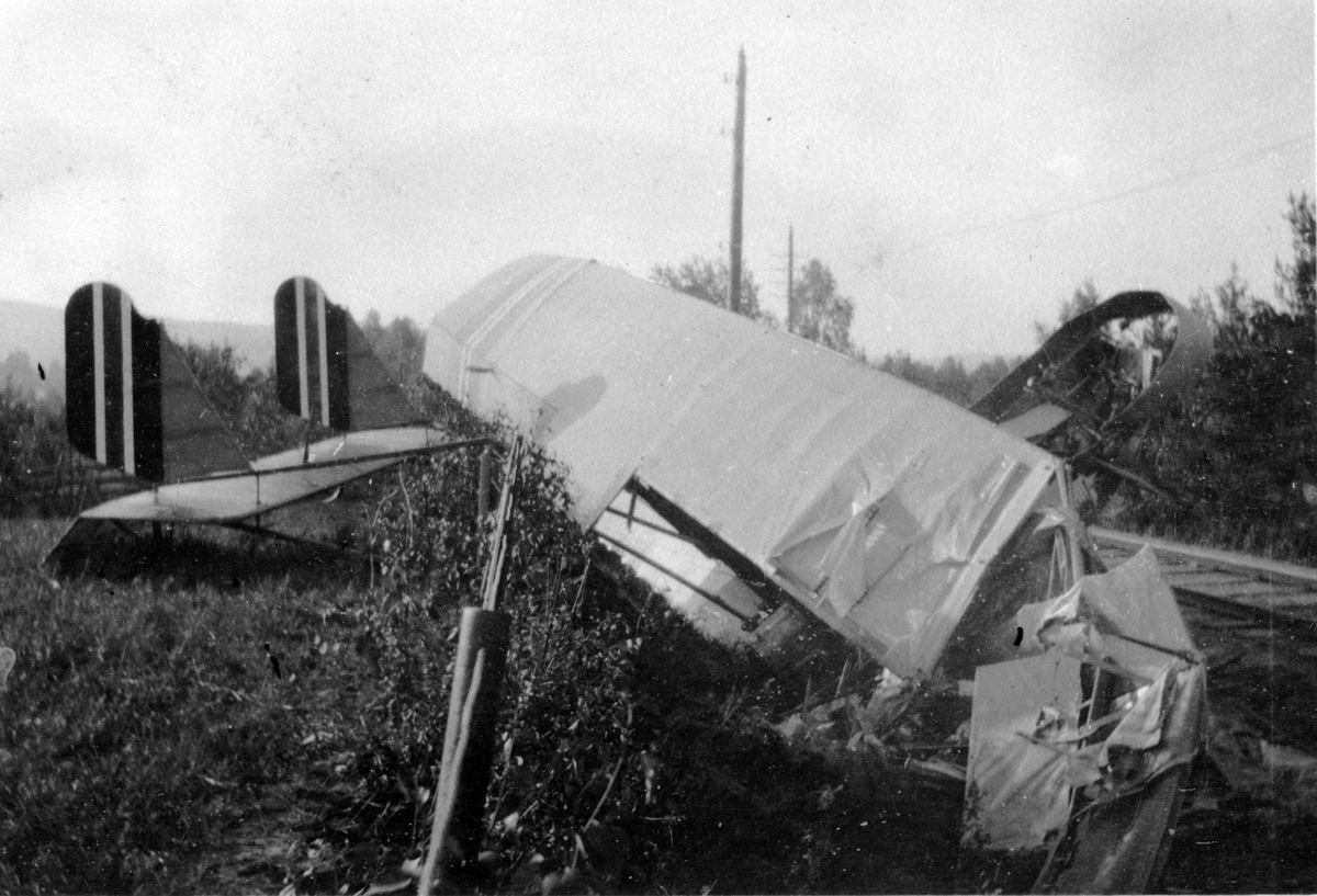 Flyeleven Torps krasjlanding med en Farman «Shorthorn» – via en telefonledning og i et gjerde i Nordre Odalen – da han gikk på Hærens flyskole i 1920.