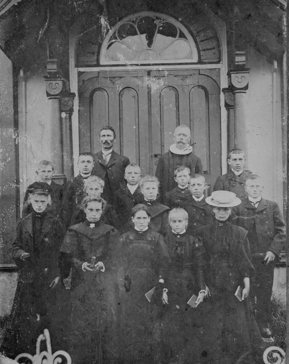 Konfirmanter på trappa, Sandstad kirke, Hitra, i 1908