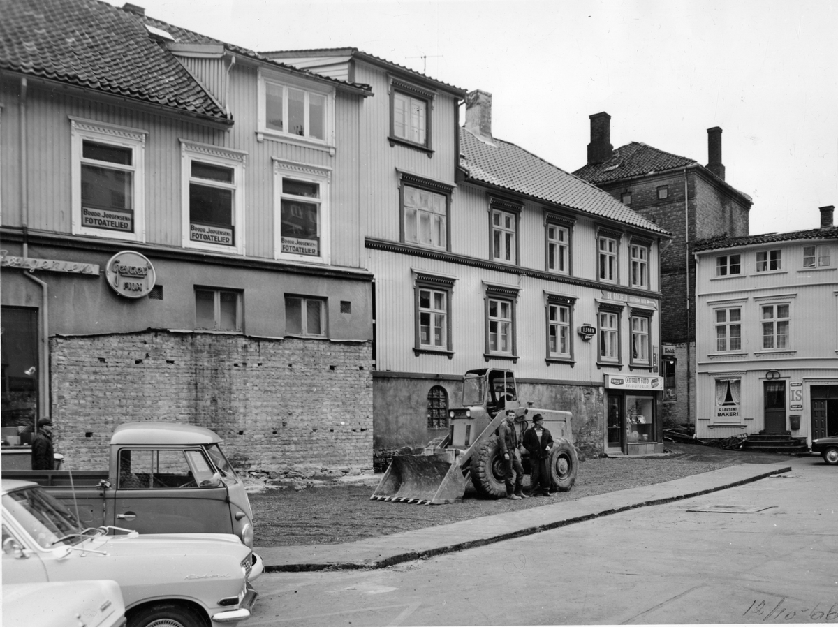 Butikkgården til Gofjeld, 12.10.1966. Basarene som sted foran har blitt revet. Centrum Foto.
G. Larsen Bakeri til høyre i bildet.