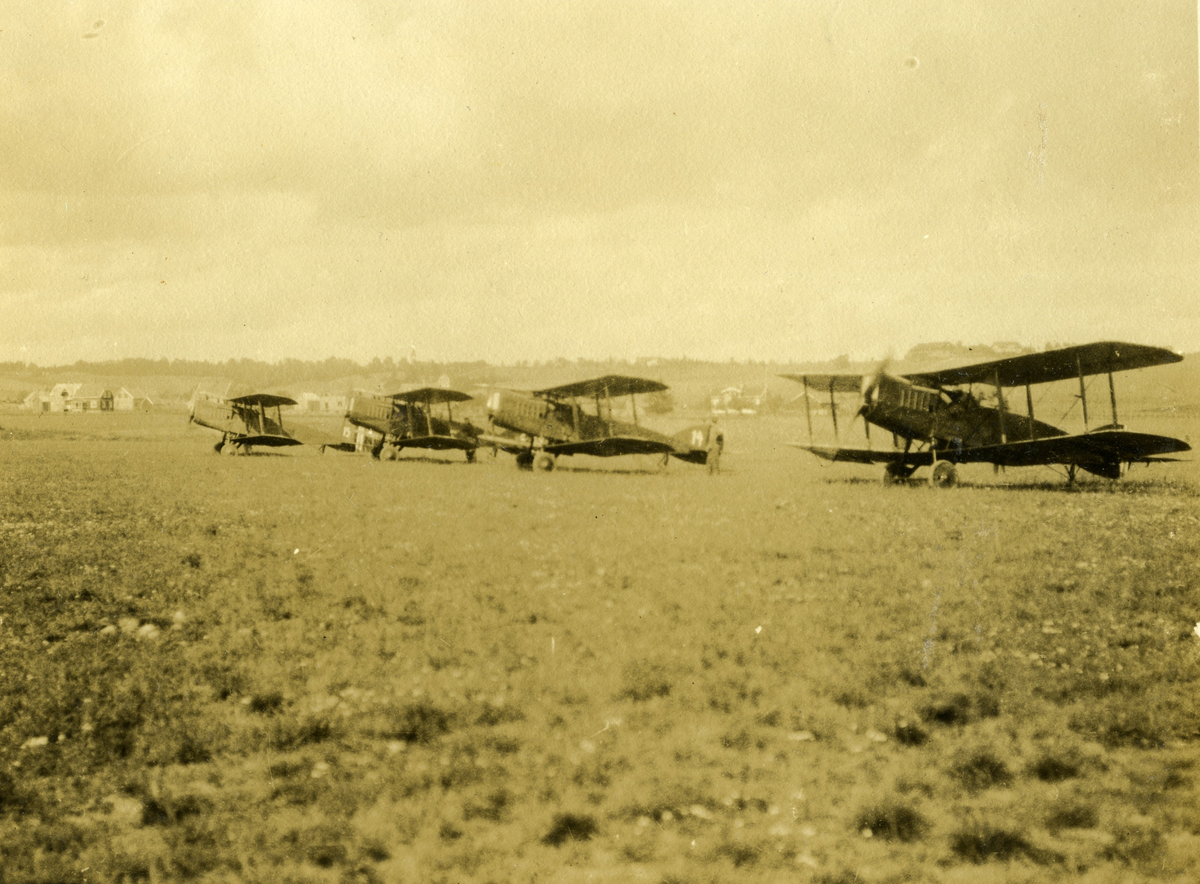 Øvelse for vernepliktige i den søndenfjeldske flyveavdeling sommeren 1923. Fem britisk toseters kamp- og rekognoseringsfly av typen Bristol Fighter klargjort for formasjonsflyging. Hærens Flyvevesen brukte disse flyene i tiden 1921 - 1933.