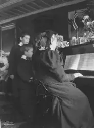 Prot: Bestemor - Juledag ved Pianoet med Barna 26/12 1906