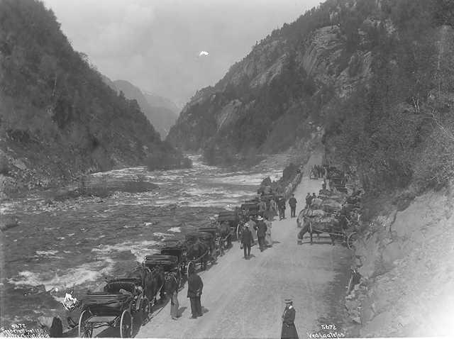 Prot: Hardanger - Kjøretøier ventende ved Laatefoss Juni 1906