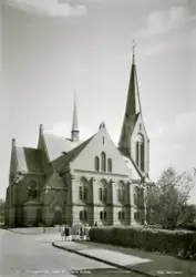 Vår Frelsers kirke i Haugesund, sett fra nord. En gruppe bar