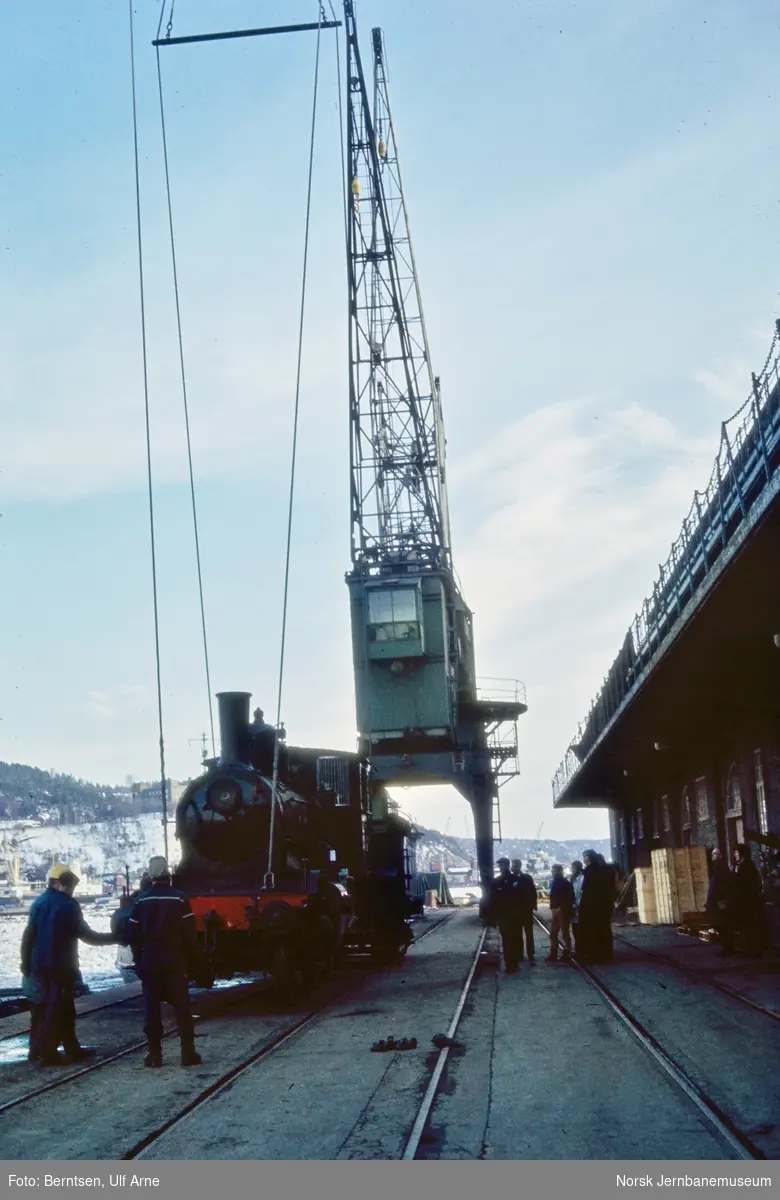 Damplokomotiv type 21c nr. 377 under utskipning til England, heises ombord i MS Tasso