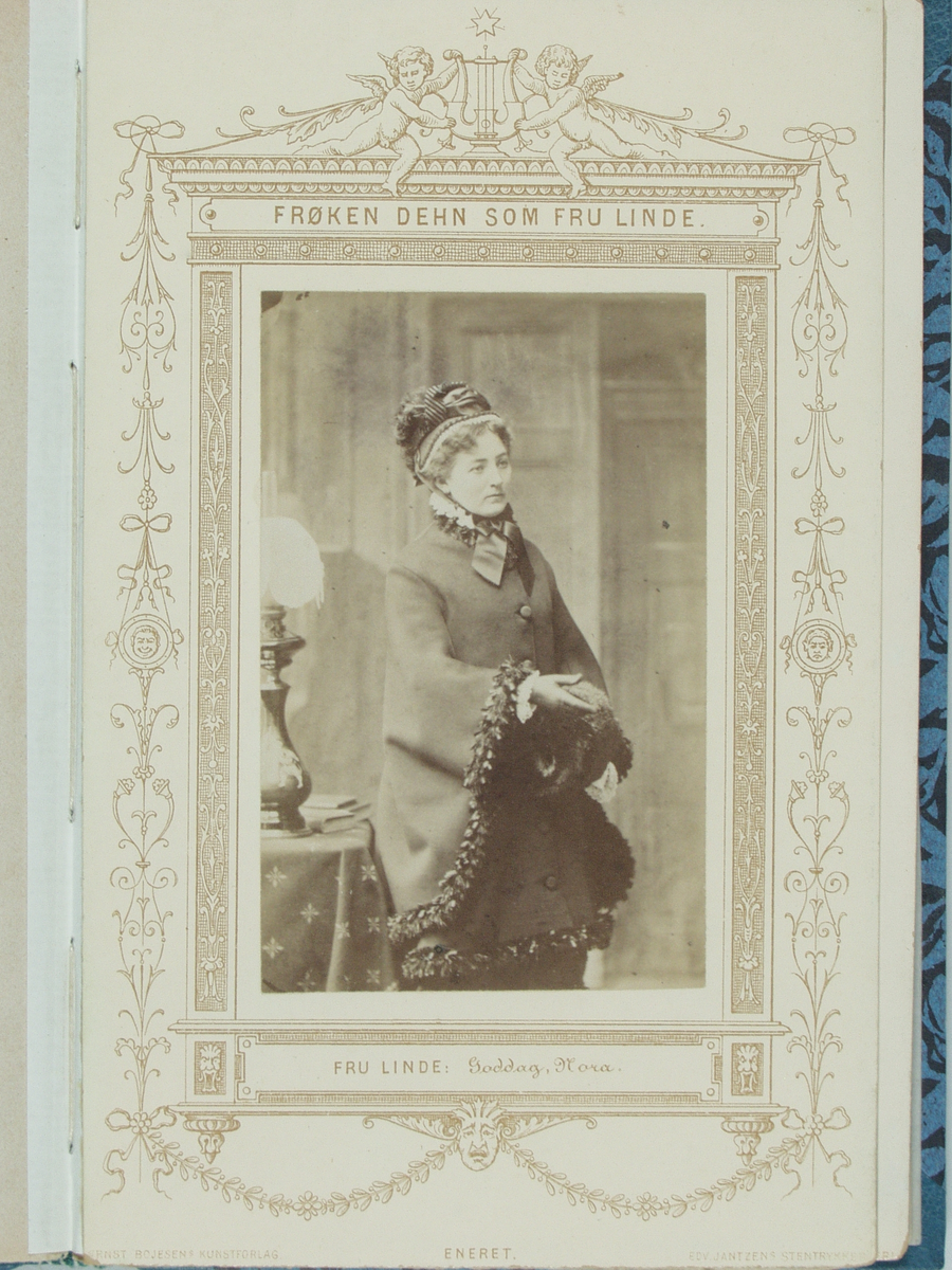 Bok med omtale av Nationaltheaterets oppsettelse av Et dukkehjem med 8 fotografier som er limt inn i boken. Boken er på 28 sider.
