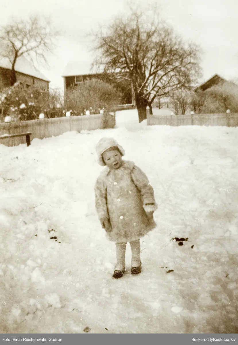 et barn utenfor prestegården

Album etter Gudrun Birch Reichenwald og Olof Ludvig Jenssen født 29. juli 1886 i Vikna, død 29. juli 1975 


fra Album postiv