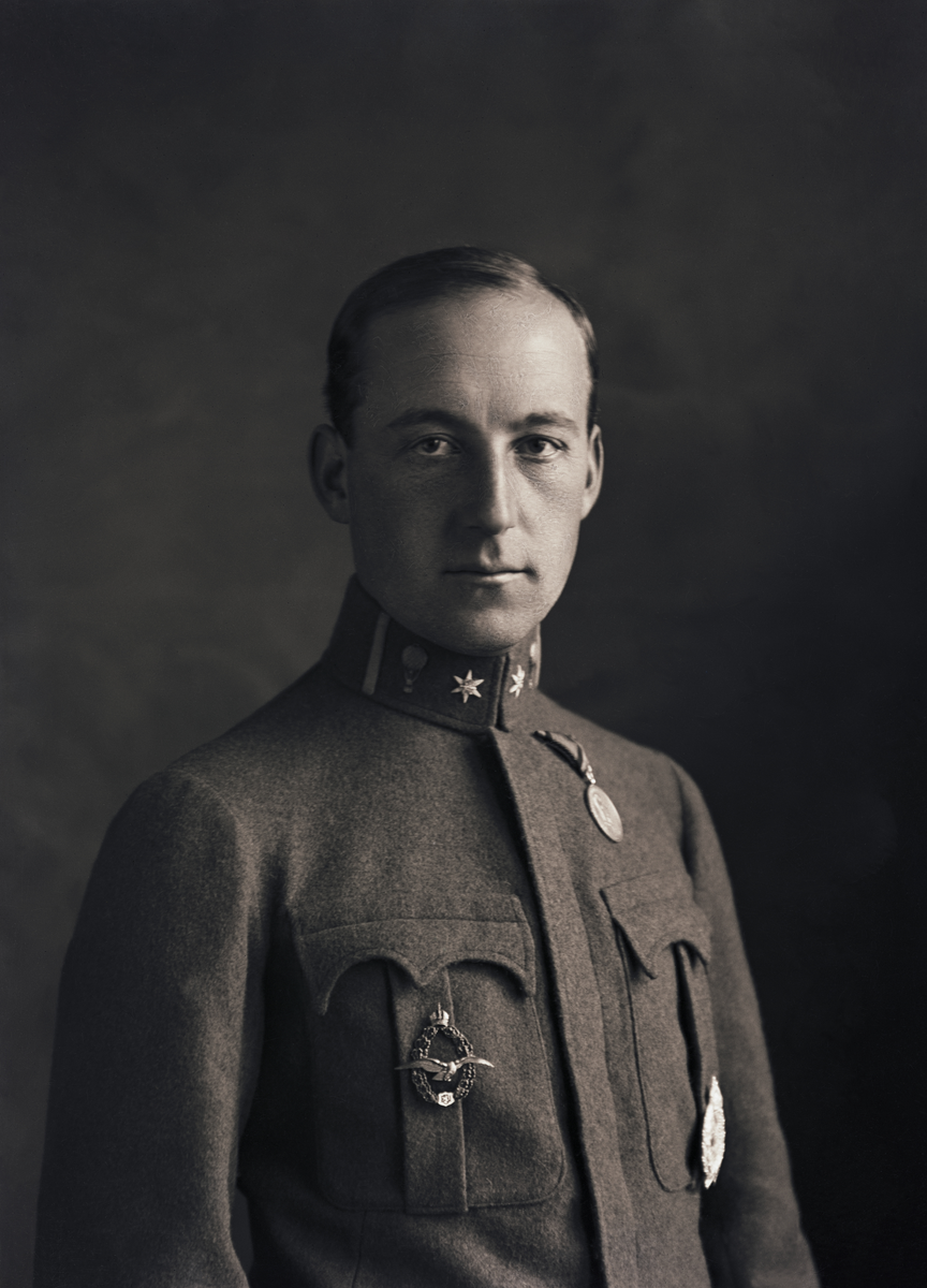 Porträttfoto av Edmund Sparmann i militär uniform tillhörande Österrike-Ungern omkring 1913.