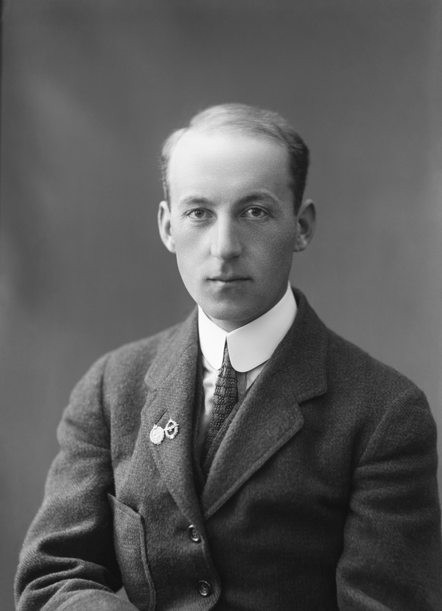 Porträttfoto av Edmund Sparmann i kostym i studiomiljö, omkring 1914-1918.