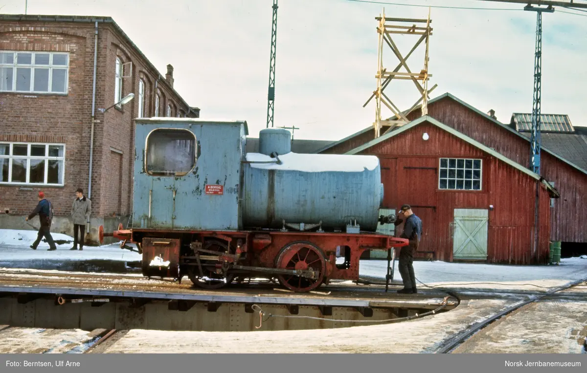 Det fyrløse damplokomotivet "Geita" ved Union Geithus, A/S Drammenselvens Papirfabrikker, her under flytting til museumsbanen Krøderbanen