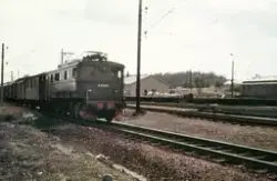 Elektrisk lokomotiv El 5 2039 med godstog på Ski stasjon