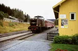 Diesellokomotiv Di 2 846 med persontog fra Fagernes til Eina