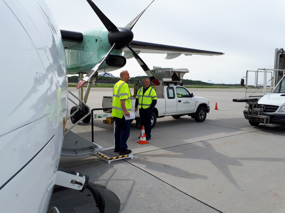 Widerøes Line-teknikere utfører sjekk og vedlikeholdsoppgaver mellom hver flyvning.