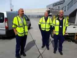 Widerøes Line-teknikere utfører sjekk og vedlikeholdsoppgave