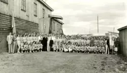 Turnstevne i Vadsø i 1948. Turngrupper og ledere samlet uten