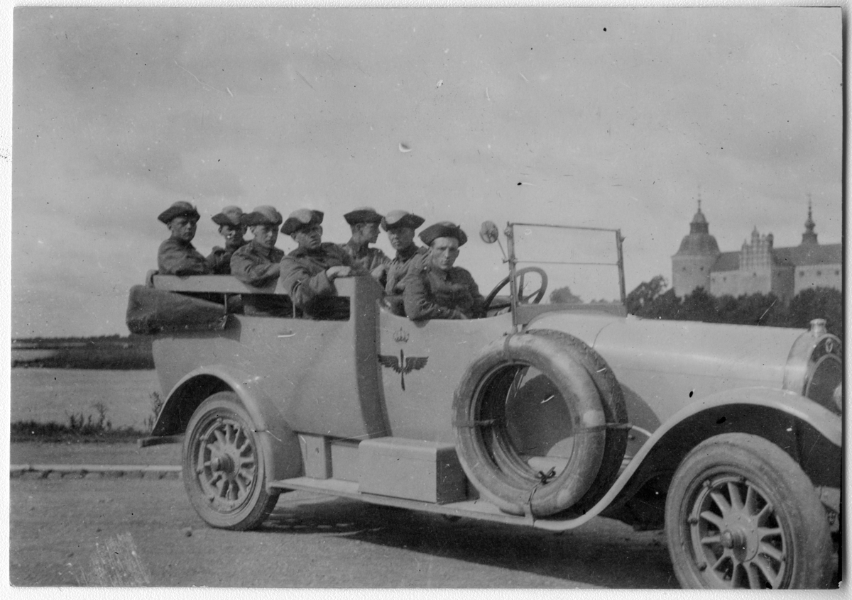 Sju flygsoldater i Flygkompaniets bil utanför Kalmar slott, 1925.
Soldater tillhörande Spanarskolan, Malmen, Flygkompaniet.

I förarsitsen Helmer Andersson.